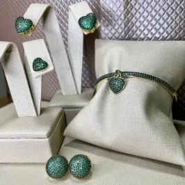 Bracelete Cravejado de Zirconia Verde e Coração