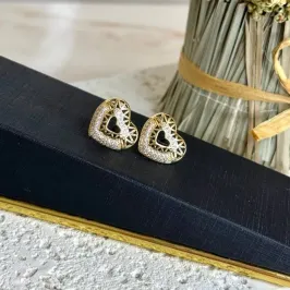 Brinco Coração Detalhe Meio Cravejado e Vazado