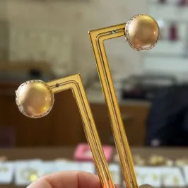BRINCO MEIA BOLA ACETINADO