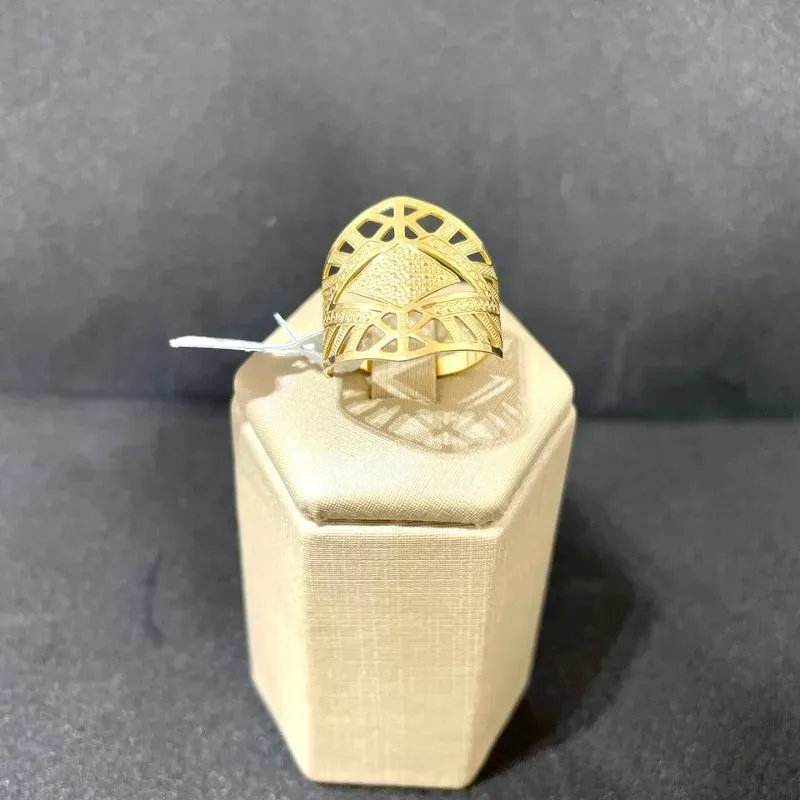 Anel Chapa Vazada com Detalhes