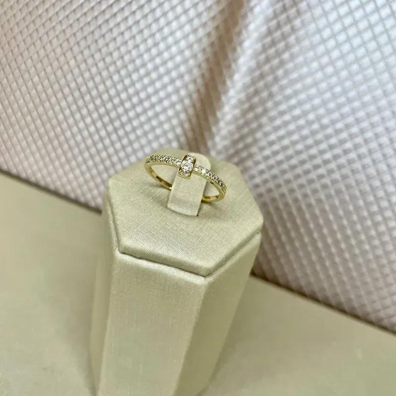 Anel com Detalhe ao Meio e Micro Zirconias