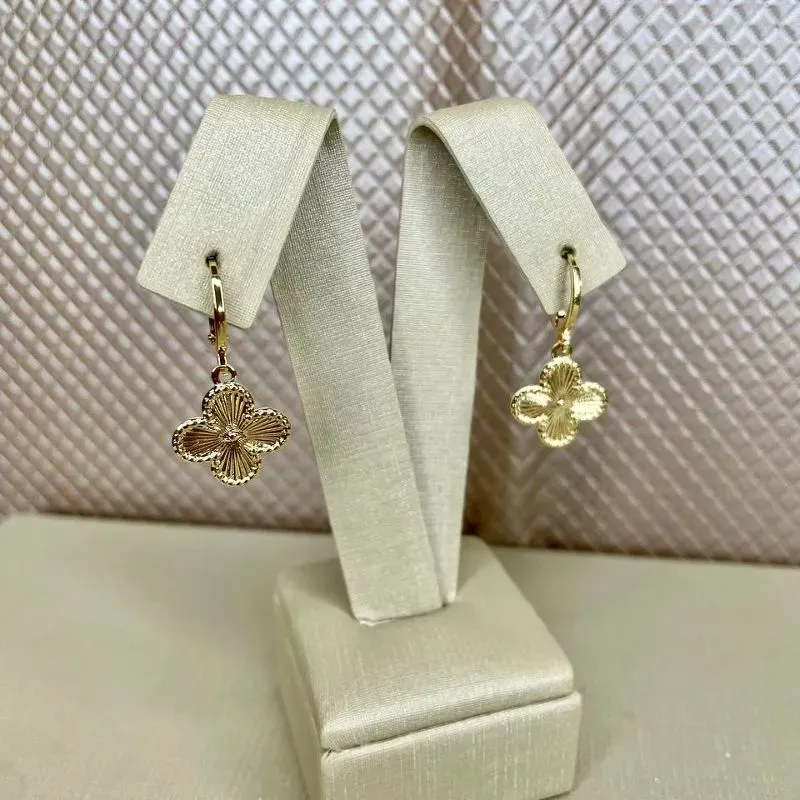 Brinco Argola com Flor Trevo