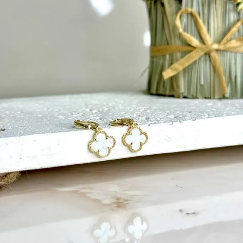Brinco Argola com Trevo Branco