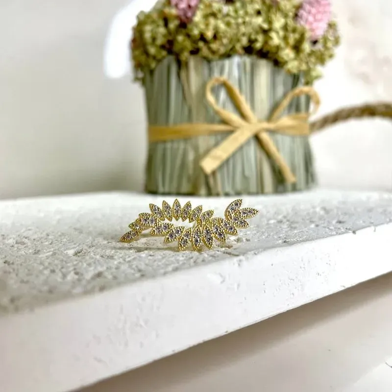 Brinco Ear Cuff Cravejado