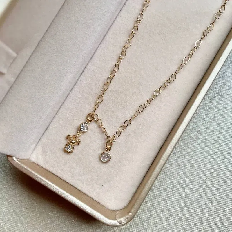 Colar com Menina e Zirconia