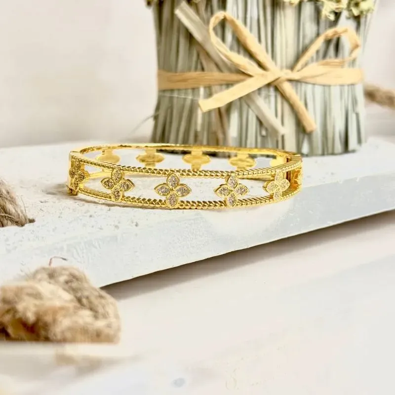 Bracelete com detalhes em trevo - cravejado com zircônias