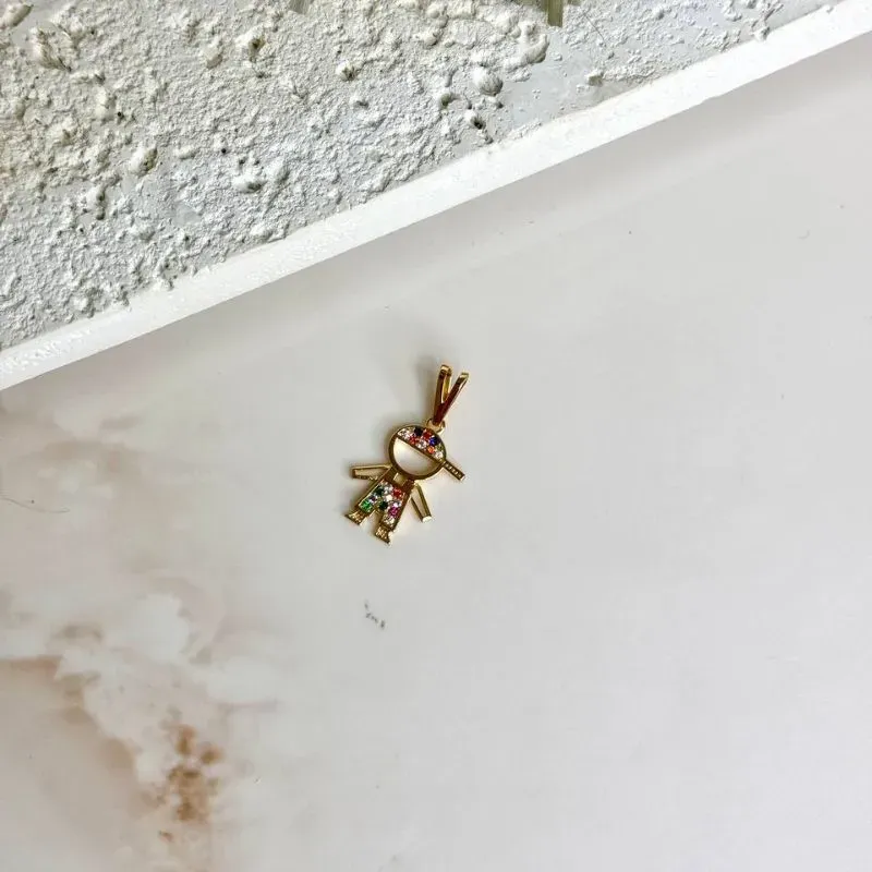 Pingente Menino Cravejado Colorido com Boné