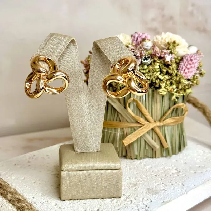 Brinco Flor Bold Tres Petalas Vazadas