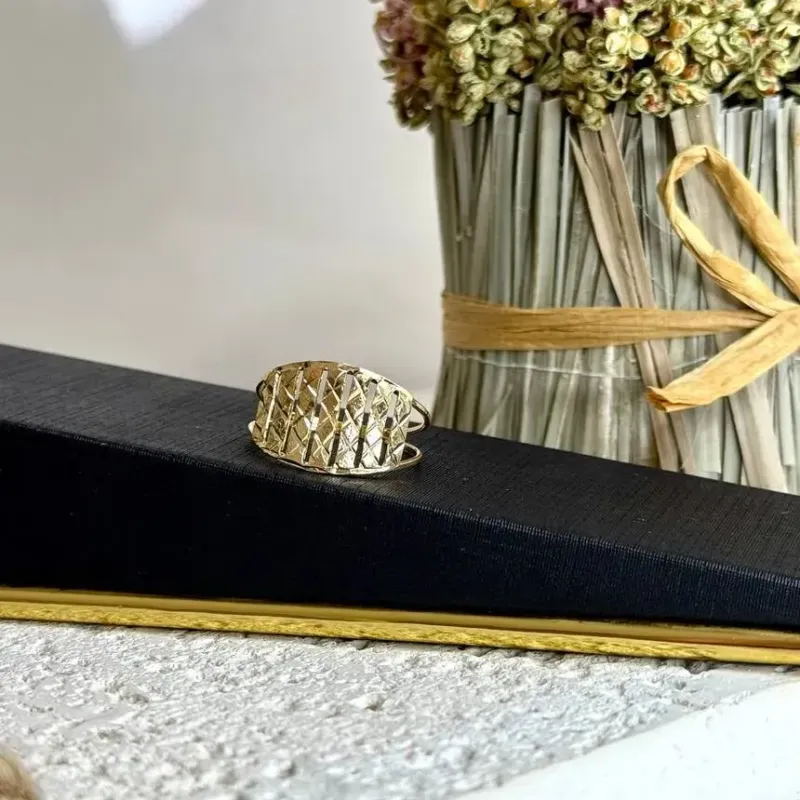 Anel Filetes Diamantados Detalhe Cruzado - Banho Ouro 18k