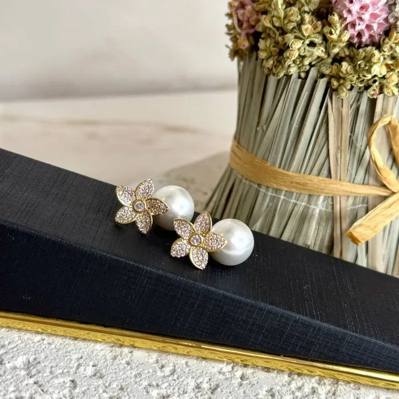 Brinco de Flor com Pérola