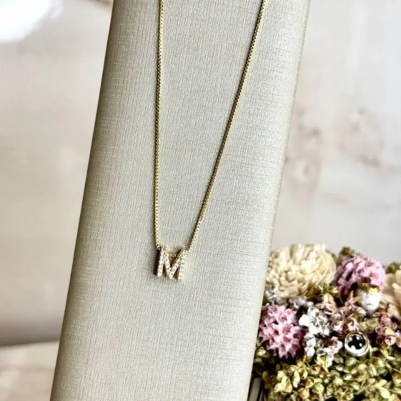 Colar Letra M Cravejado 40cm+5 - Banho Ouro 18k