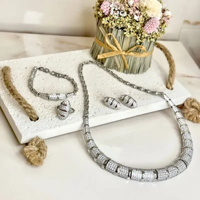 Colar de Zircônias Brancas banhado a Ouro Branco