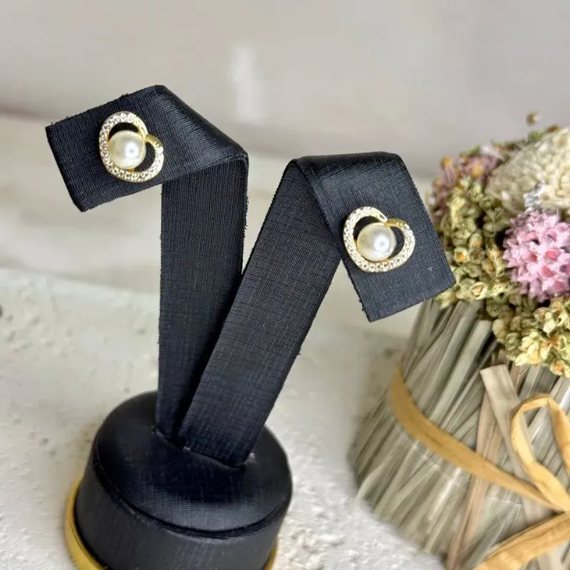 Brinco Coração Cravejado com Pérola Central