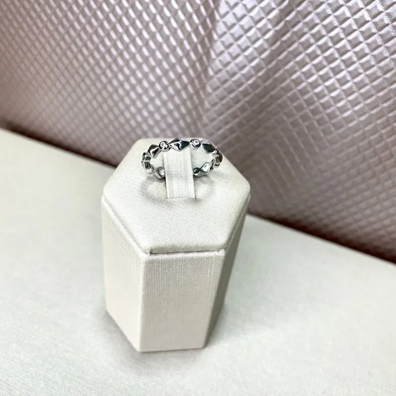 Anel Aparador com Zirconias em Ouro Branco