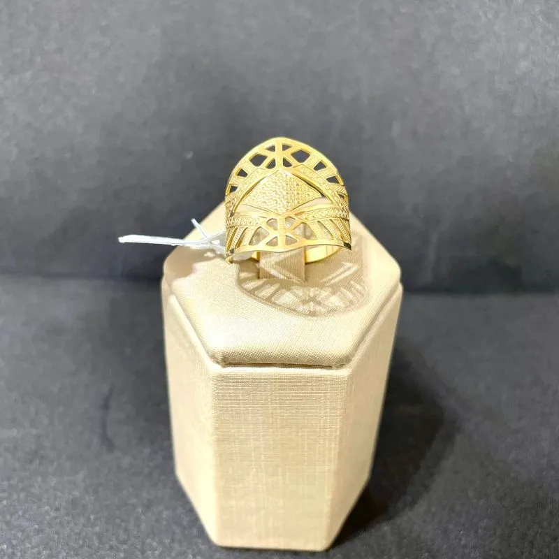 Anel Chapa Vazada com Detalhes