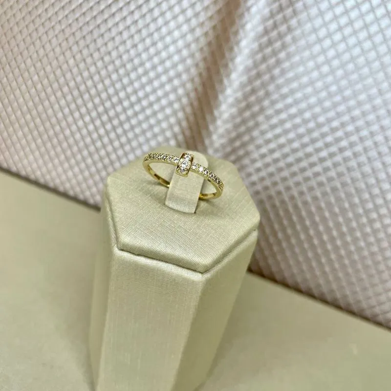 Anel com Detalhe ao Meio e Micro Zirconias