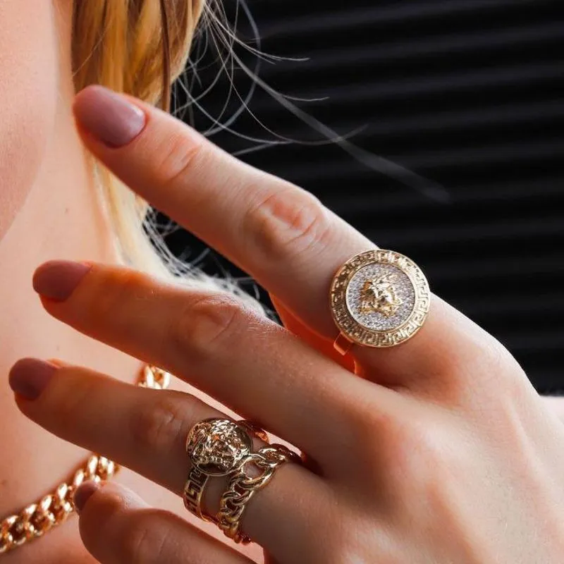 Anel Insp Versace Cravejado com Zirconias