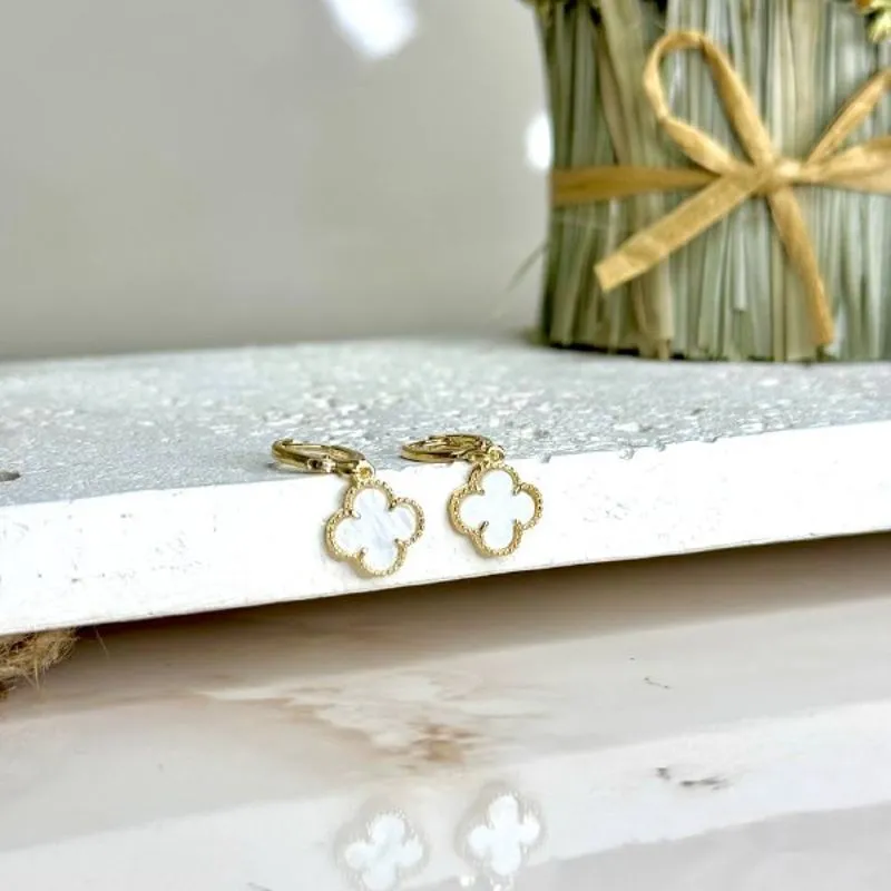 Brinco Argola com Trevo Branco