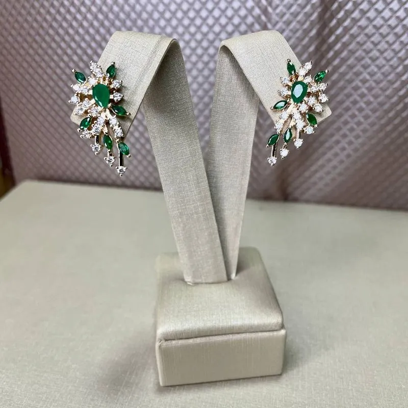 Brinco Cravejado com Zirconias Cristais e Verde Turmalina