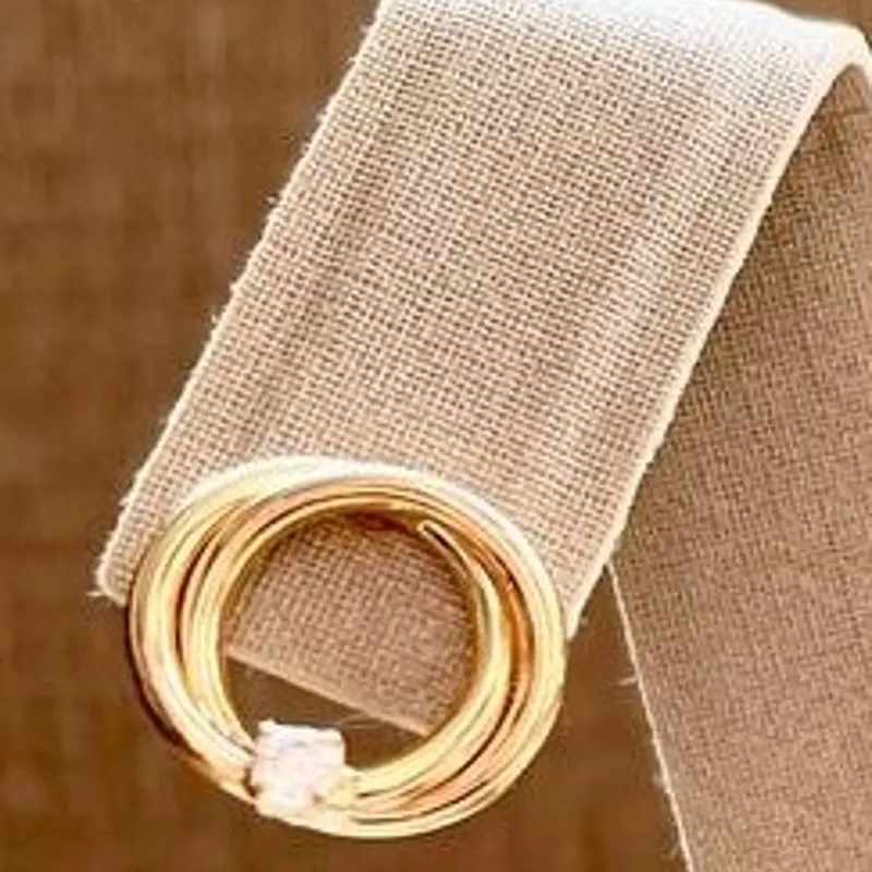 Brinco Entrelaçado c Zircônia Branca