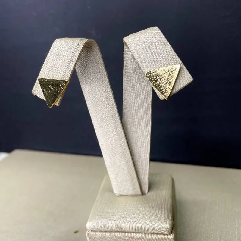 Brinco Triangulo Escovado