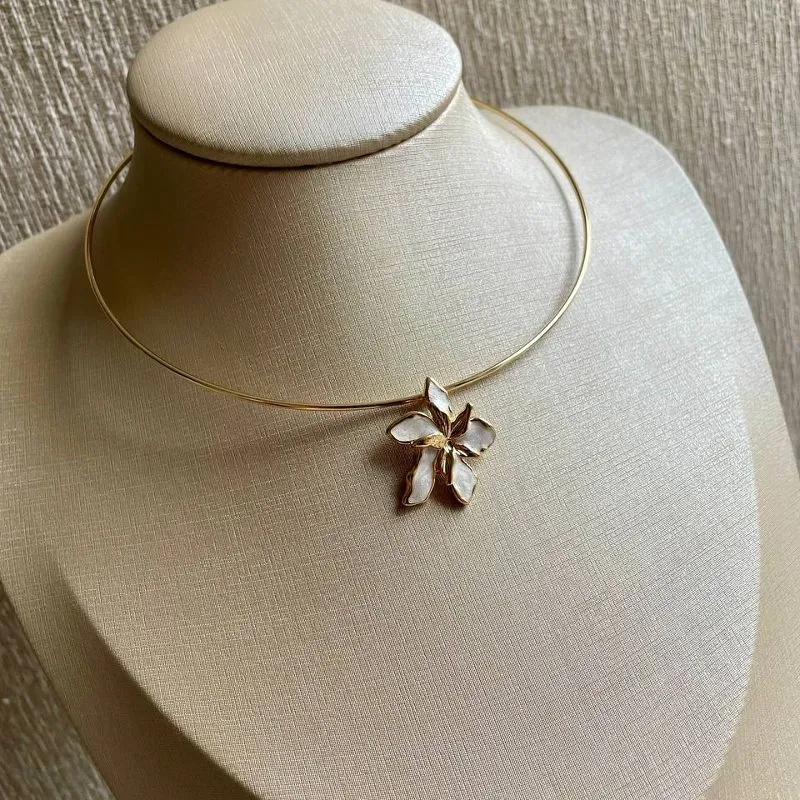 Choker Rigida com Flor Branca
