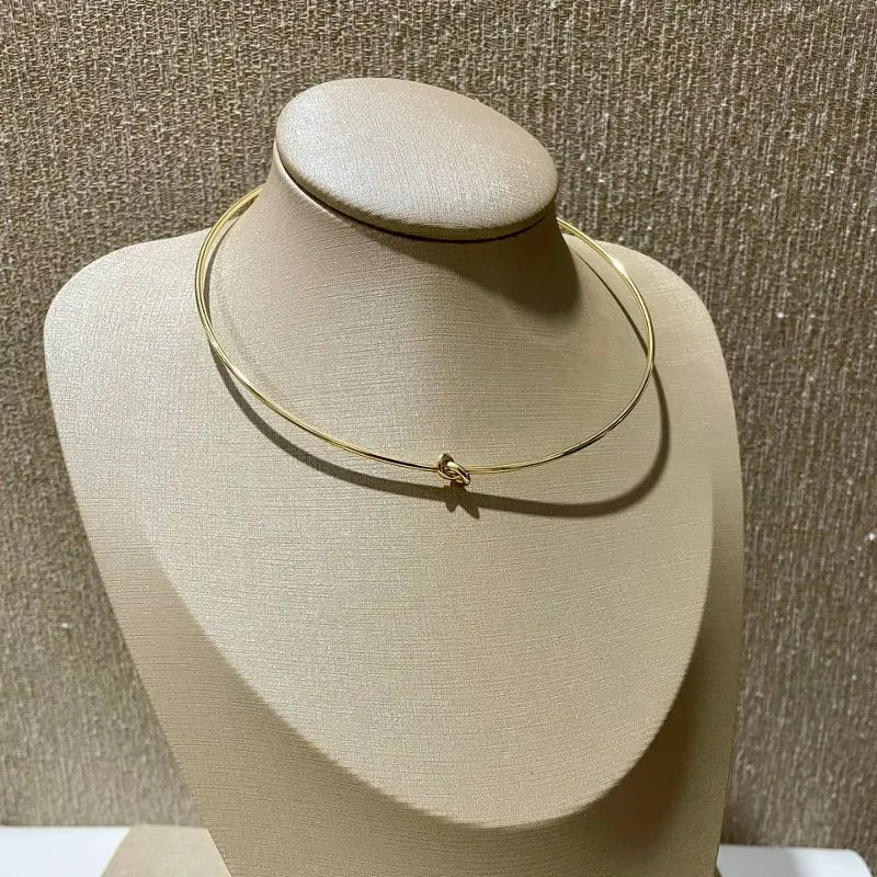 Choker Rigida com Nó