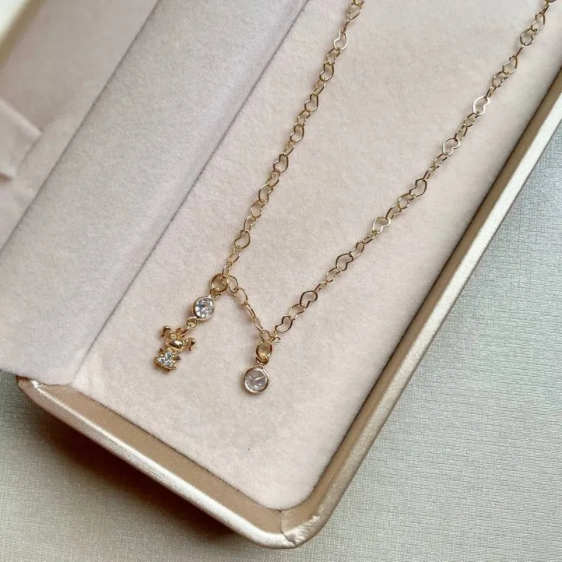 Colar com Menina e Zirconia