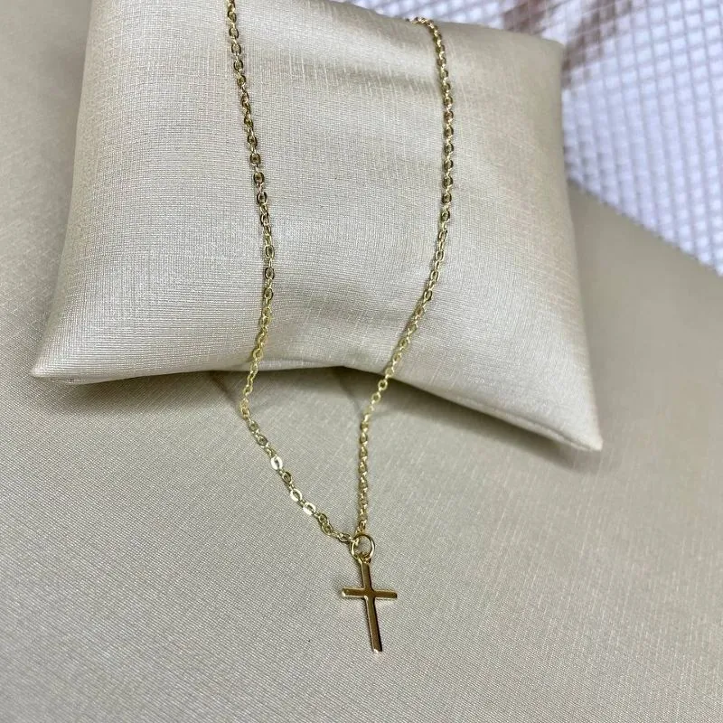Colar Delicado com Cruz Lisa