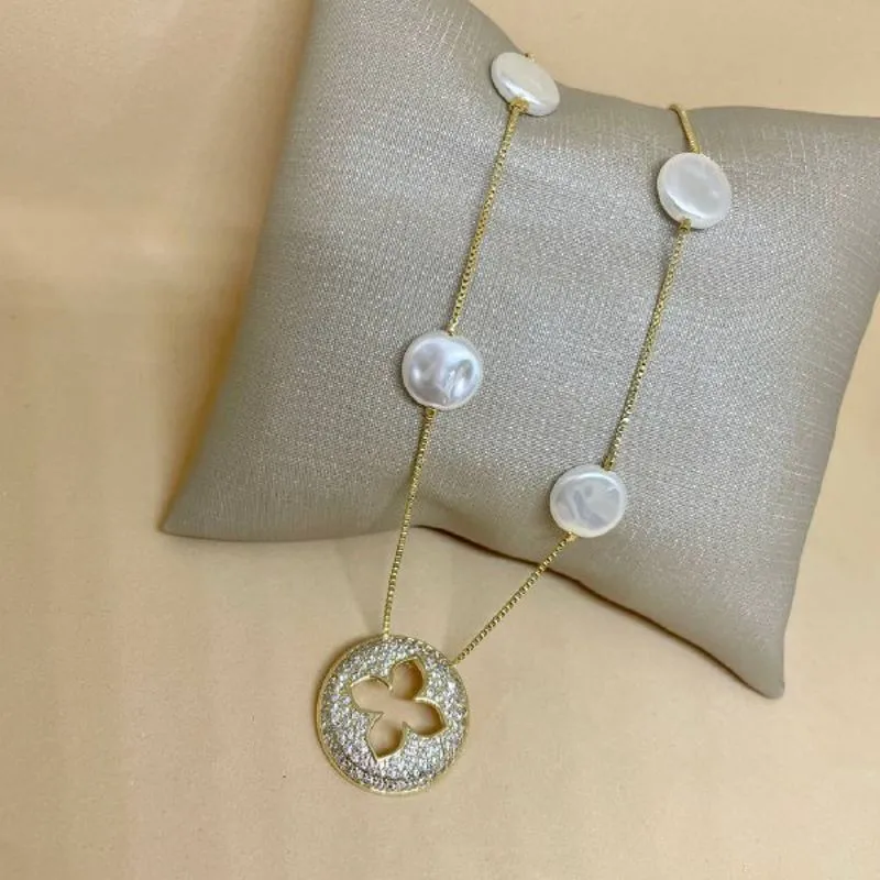 Colar Pérolas e Circulo com Flor Crav
