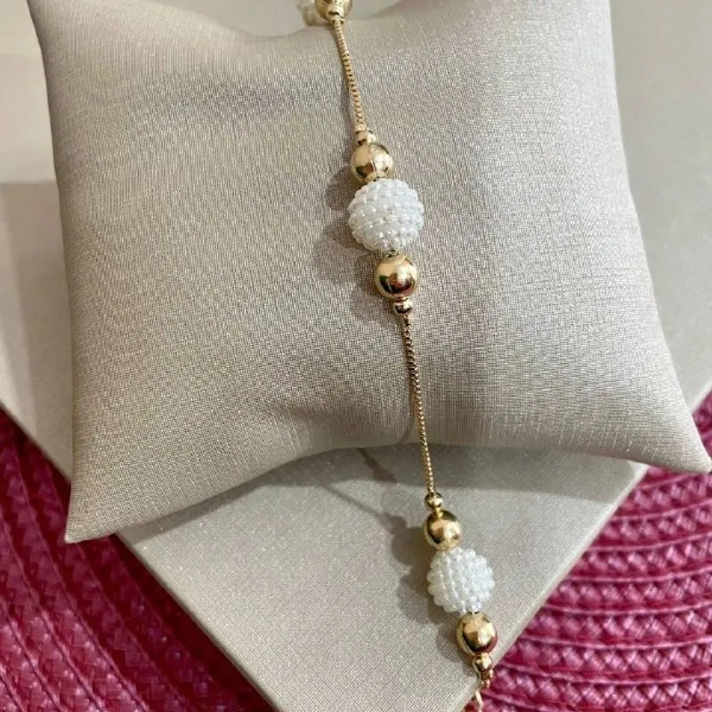 Pulseira Bolinhas Brancas com Douradas