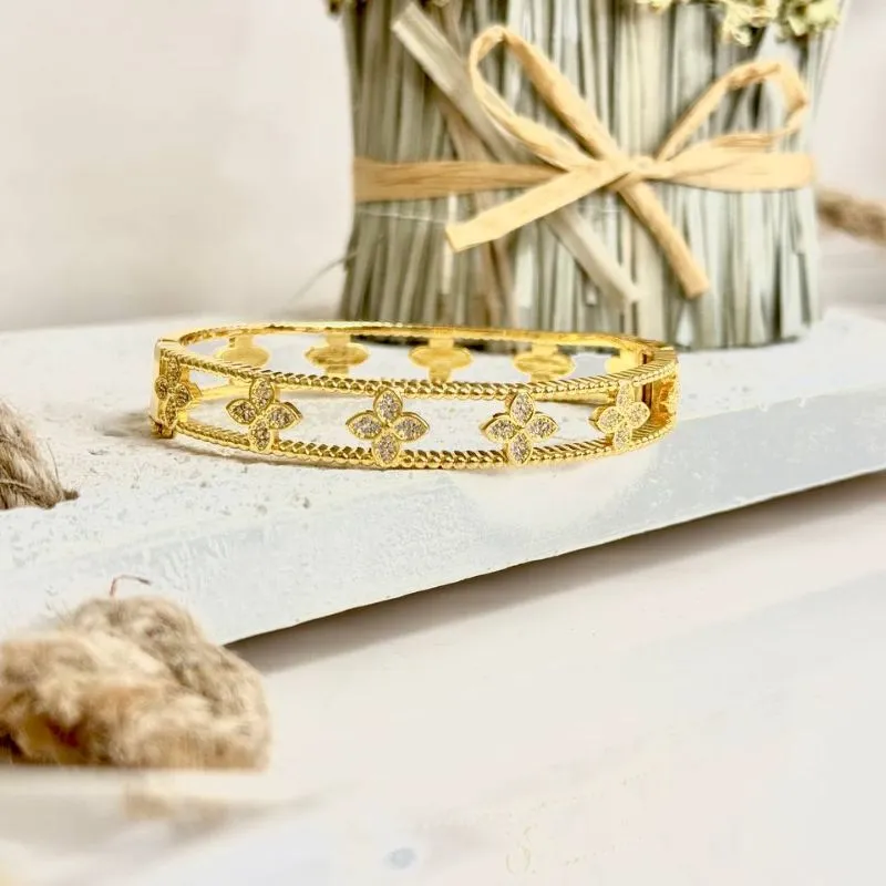 Bracelete com detalhes em trevo - cravejado com zircônias