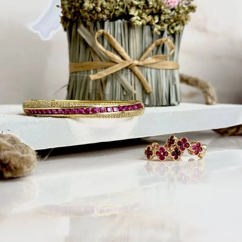 Brinco Argola de Zircônia Rosa com Trevo