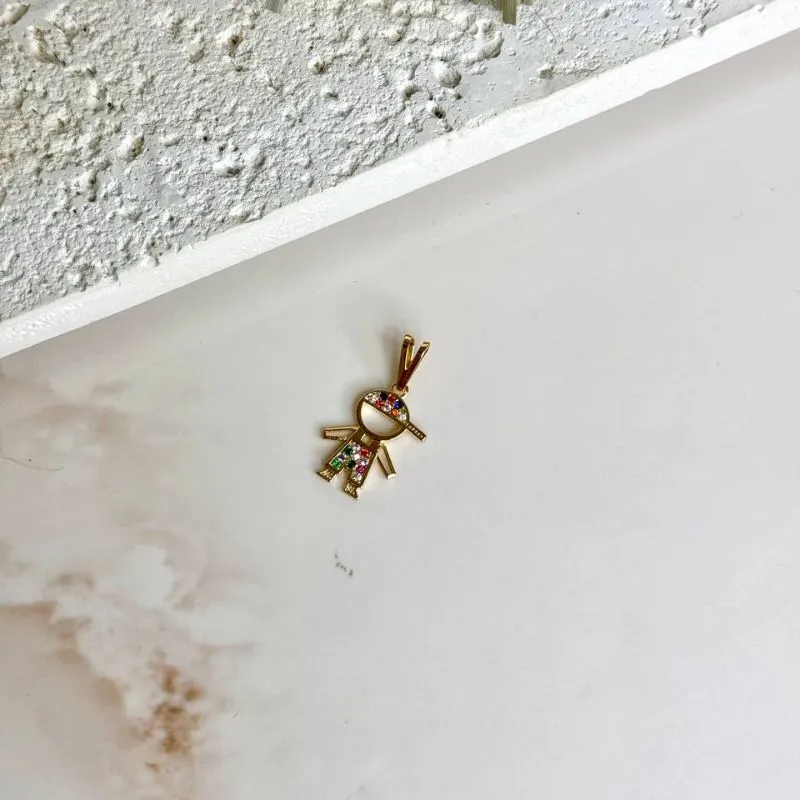 Pingente Menino Cravejado Colorido com Boné