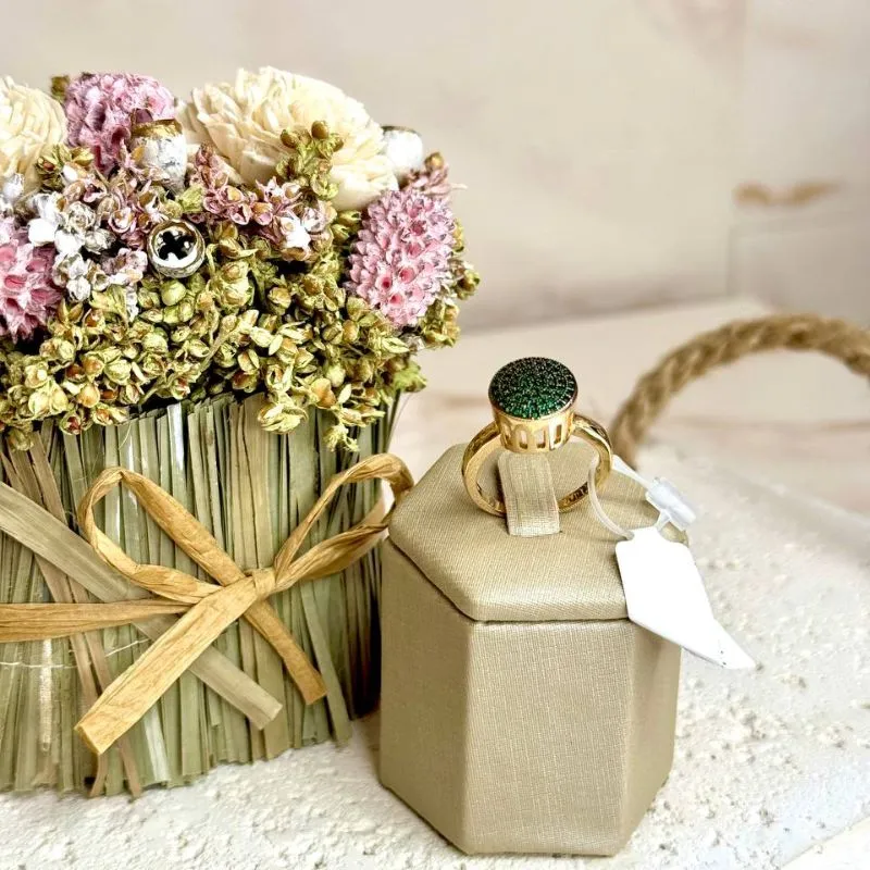 Anel Solitário Cravejado com Zircônias Verde - com Caneta de Ródio