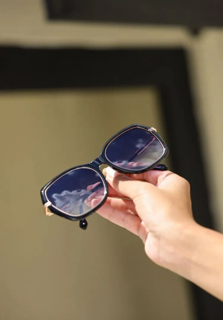 Óculos de Sol Gatinho Sicilia - Preto - Acetato - detalhe dourado