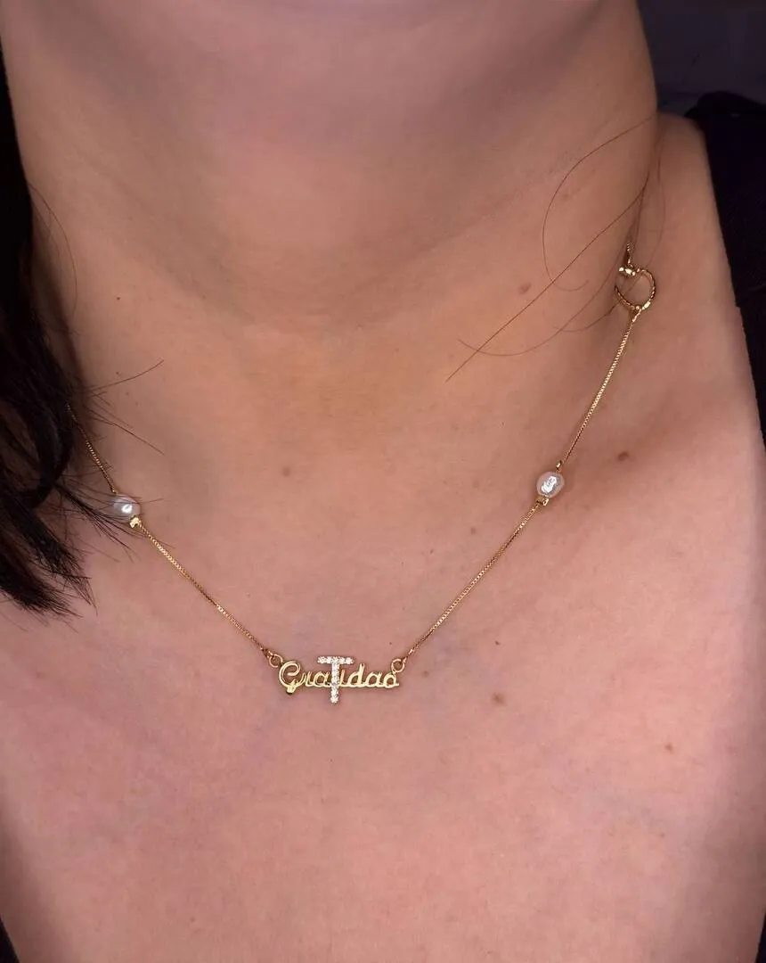 Colar Gratidão com Detalhe em Coração Vazado e Pérolas - 45cm
