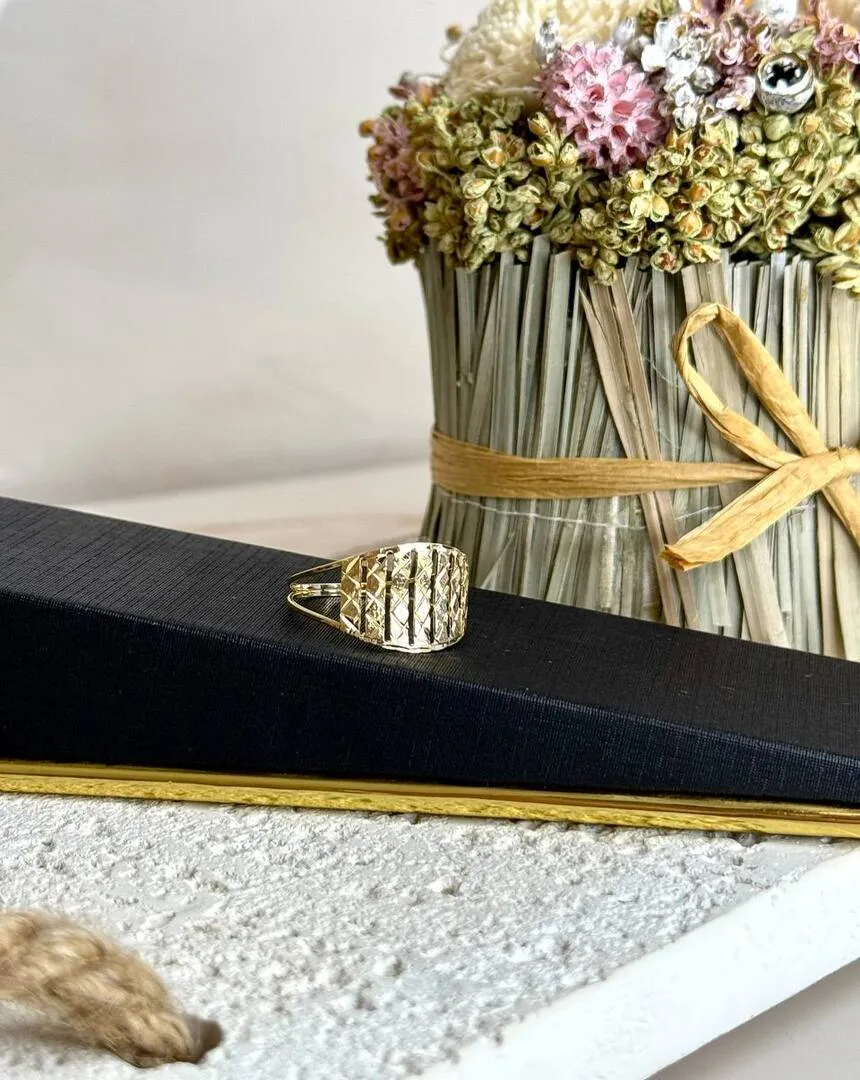 Anel Filetes Diamantados Detalhe Cruzado - Banho Ouro 18k