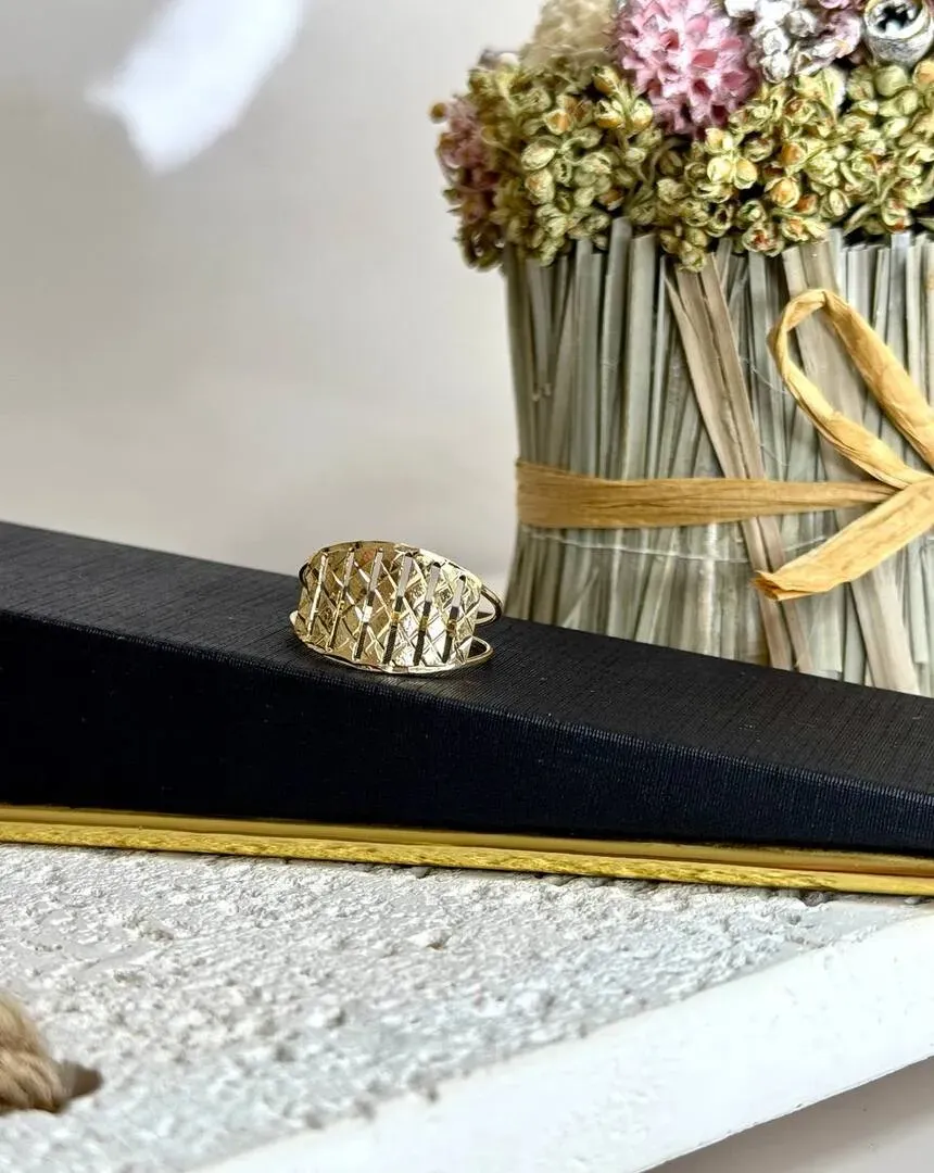 Anel Filetes Diamantados Detalhe Cruzado - Banho Ouro 18k