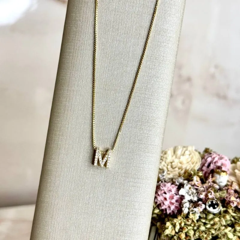 Colar Letra M Cravejado 40cm+5 - Banho Ouro 18k