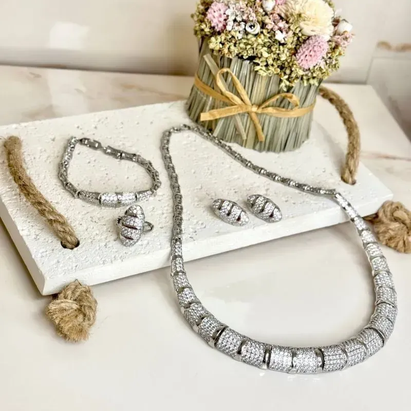 Colar de Zircônias Brancas banhado a Ouro Branco