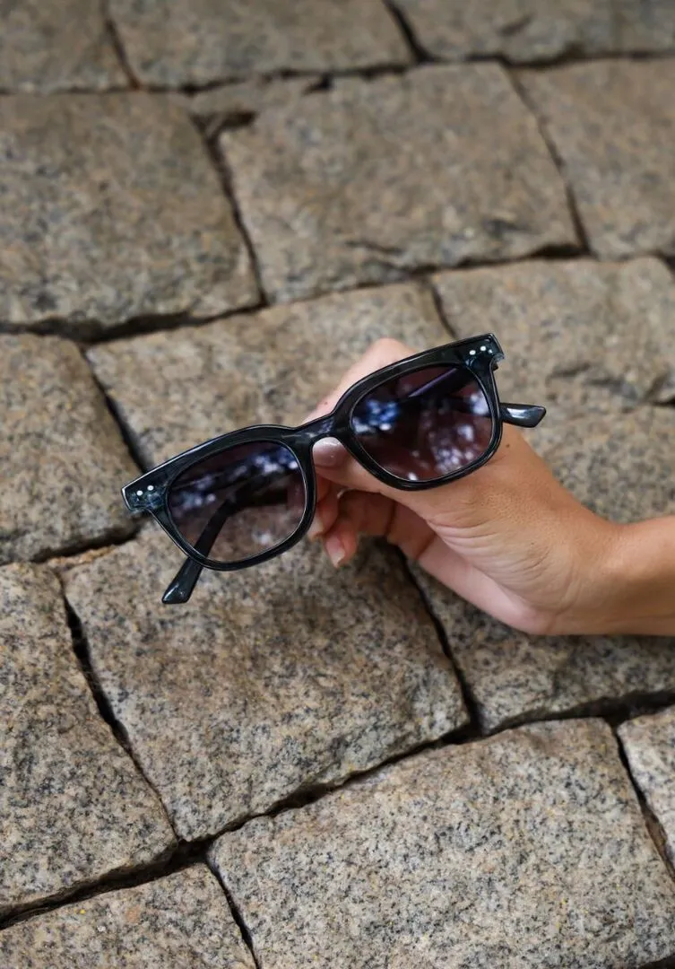 Óculos de Sol Retangular Summer - Preto Degradê Azul Transparente - Acetato
