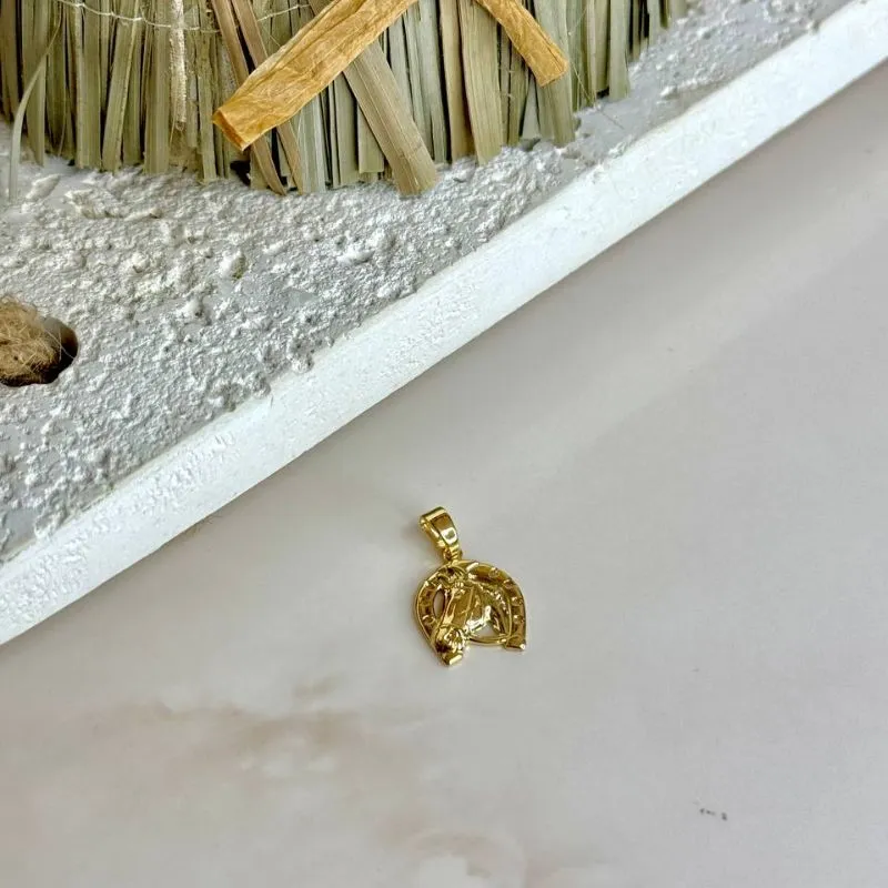 Pingente Ferradura e Cavalo - Banho Ouro 18k - 2 x 1,3cm