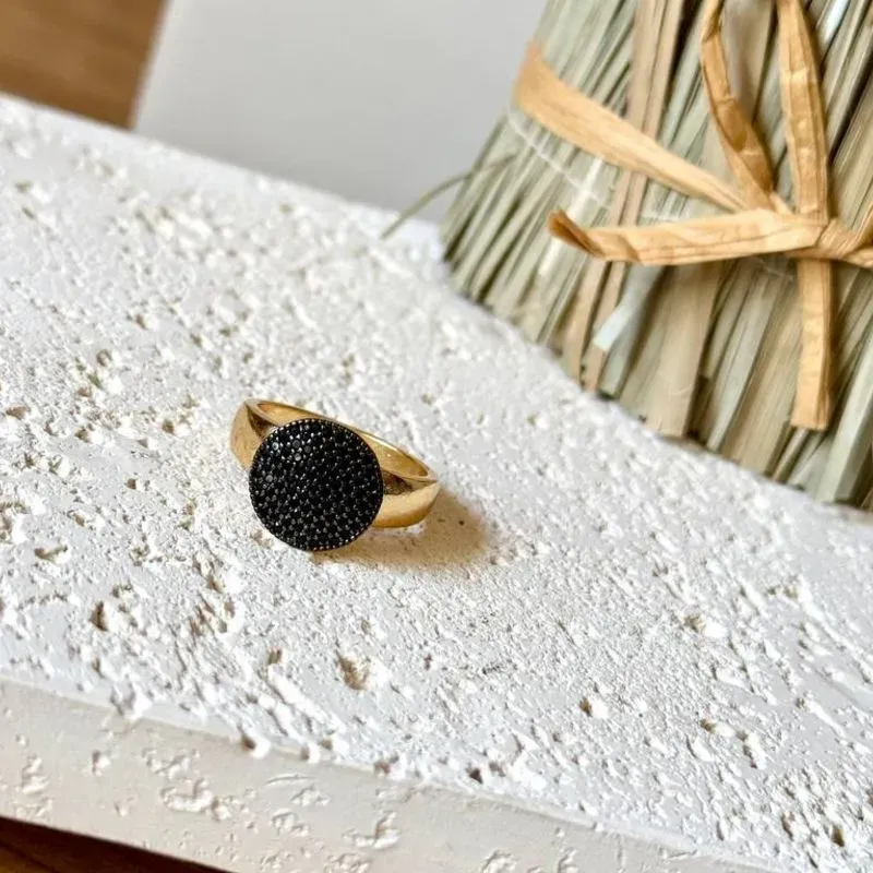 Anel largo liso com bola cravejada com zircônias negras