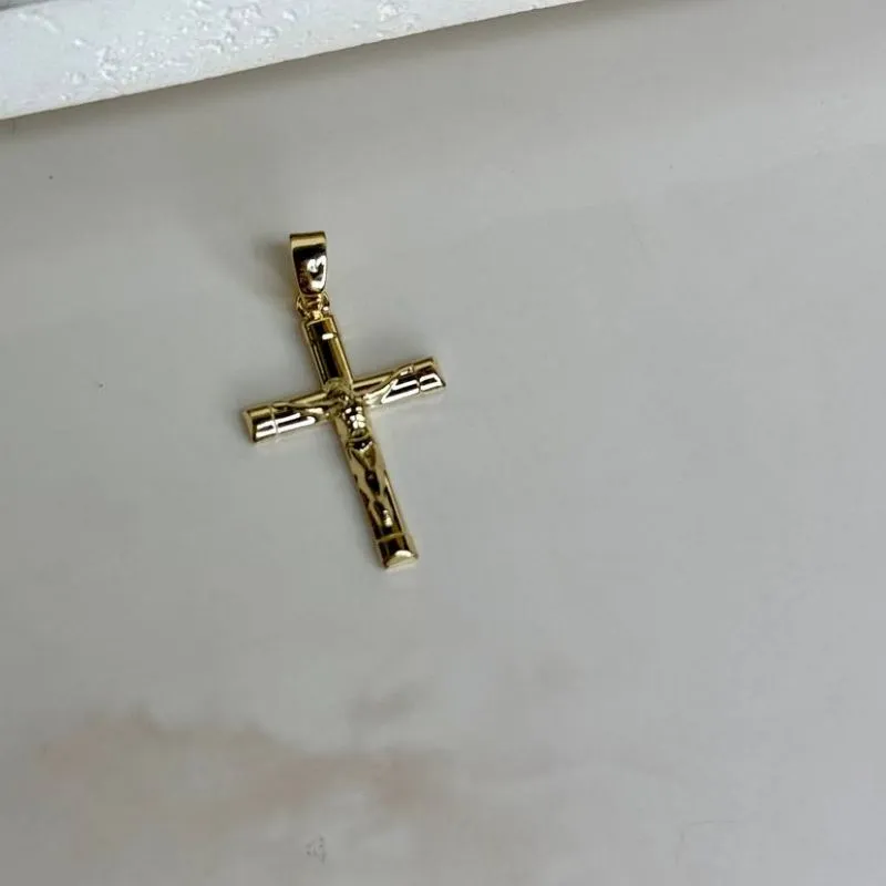 Pingente Cristo na Cruz - Banho Ouro 18k